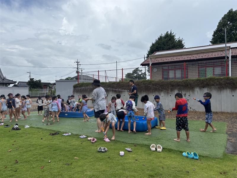 雨の中の水遊び！！